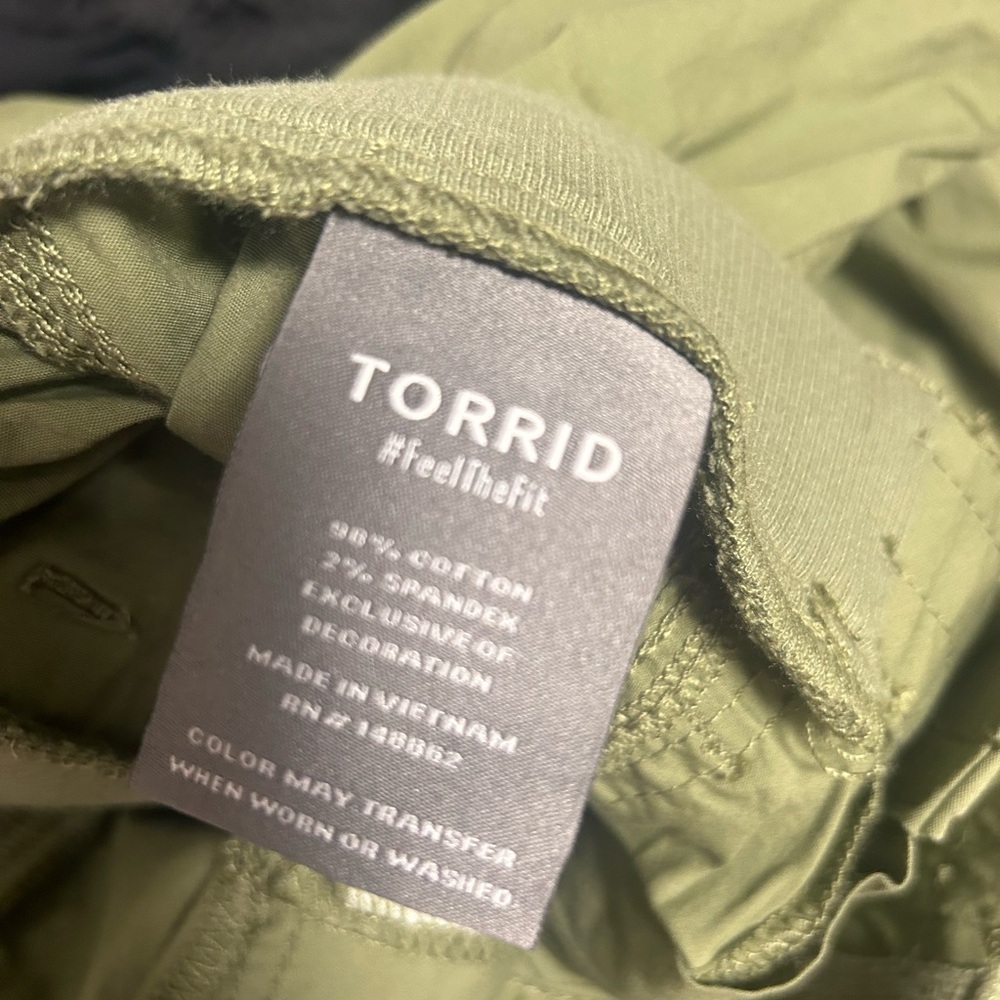 Torrid Bermuda Stretch Poplin Mid-Rise Short - Picture 5 of 6